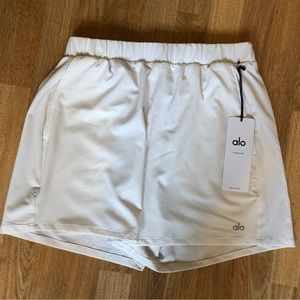 ALO READY SET SHORT Sz M. Ivory color